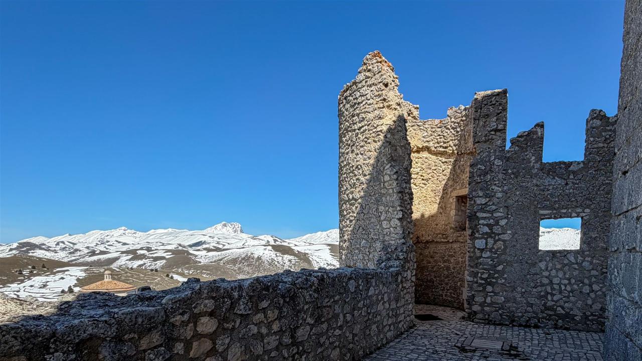 Ein Turm, der Geschichten erzählt – Rocca Calascio im Detail