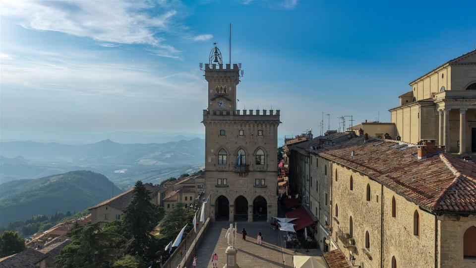 San Marino von oben – Palazzo Pubblico über den Dächern der Republik